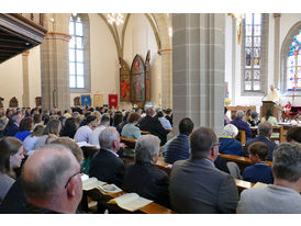 Feier der 1. Heiligen Kommunion in Sankt Crescentius (© Karl-Franz Thiede)